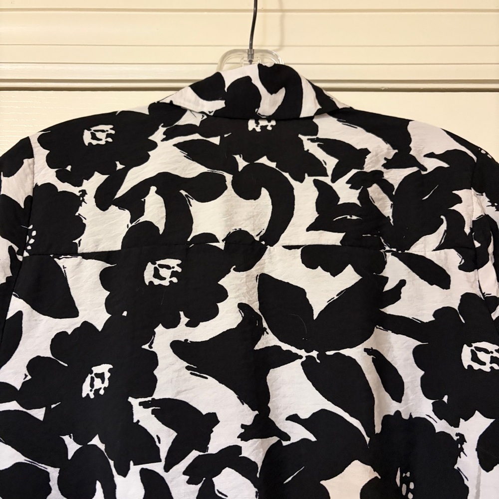 Black and White Fig and Flower Blouse - Picture 5 of 11